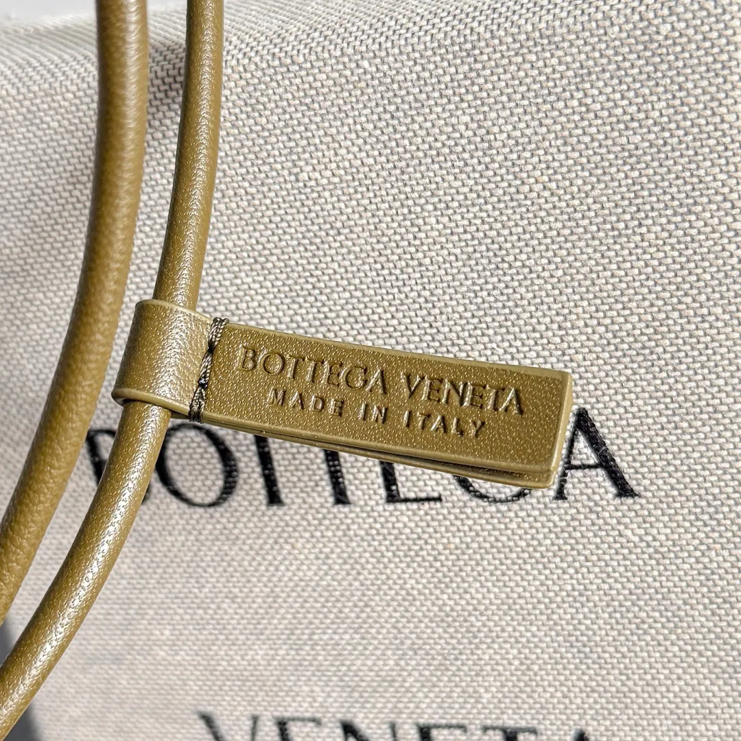 Batch 420 Let’s see what new cute little thing BV has released~ It’s this letter pendant, which is different from the puppy pendant. The weaving of this letter is more three-dimensional, and the material is very solid, and it is not easy to deform even if it is folded. Style number: S